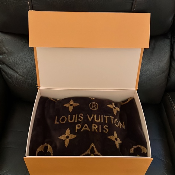 Louis Vuitton unisex logo monogram beach towel NWB - Picture 6 of 7